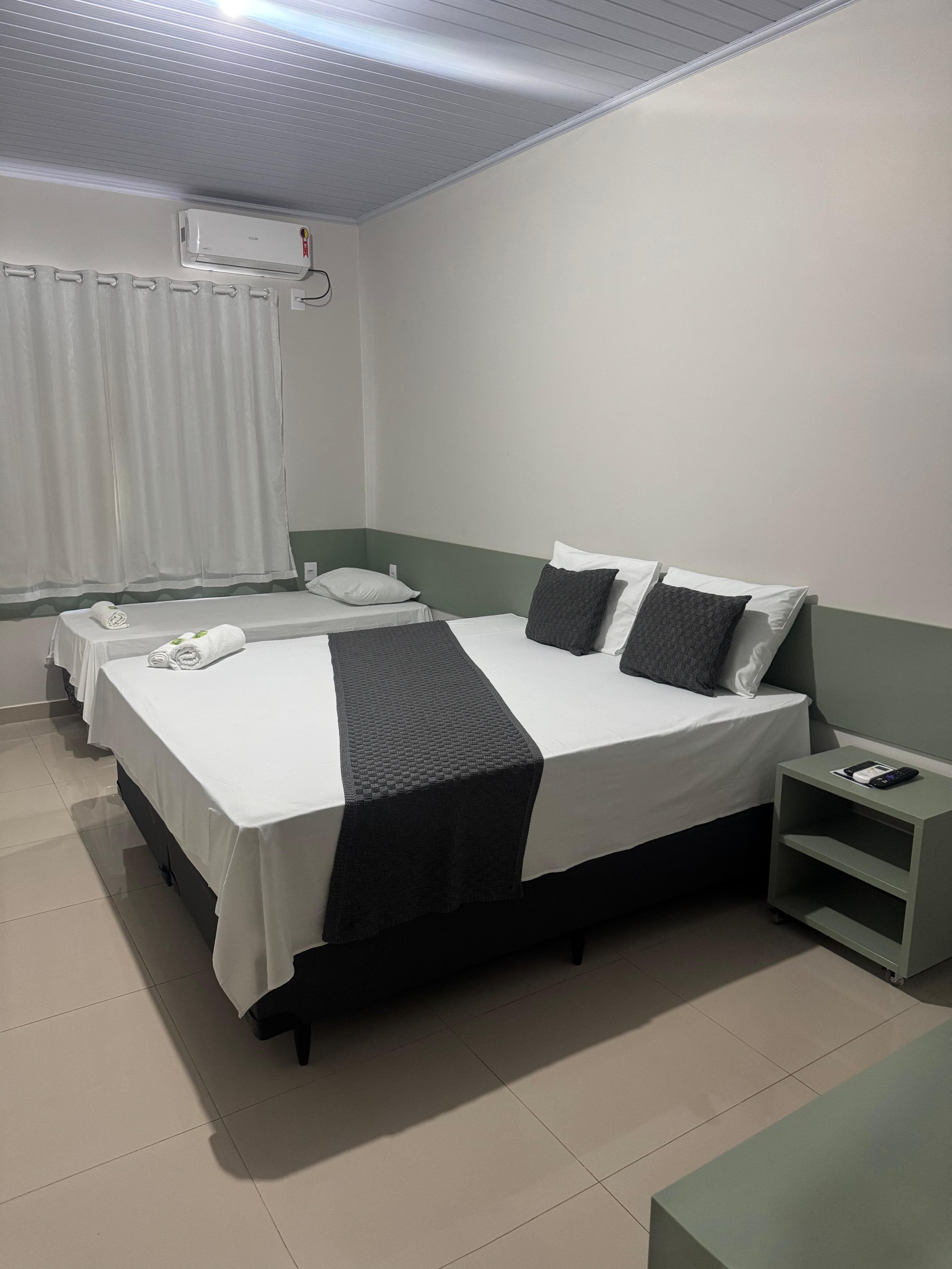 Quarto de casal com frigobar do Hotel APM1