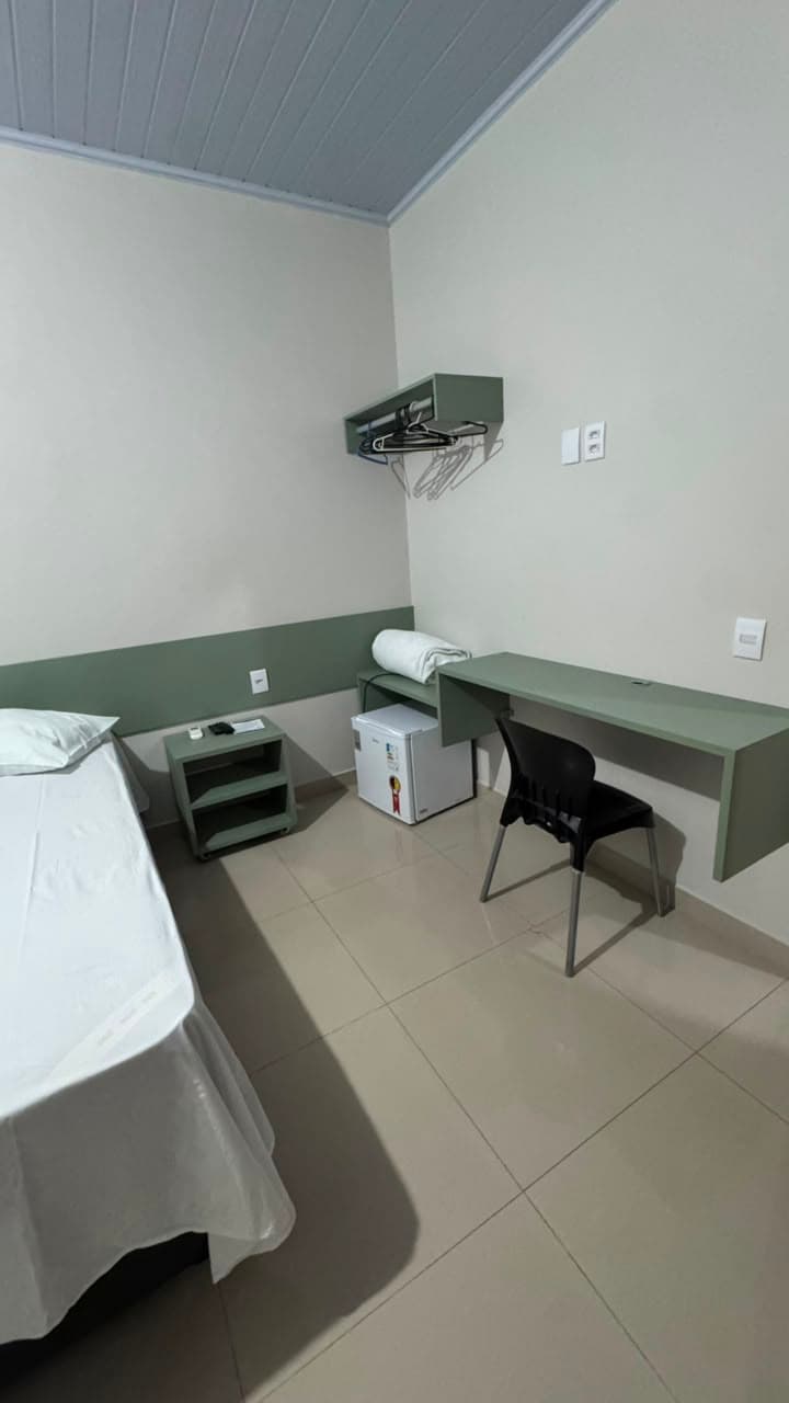 Quarto de casal com frigobar do Hotel APM1
