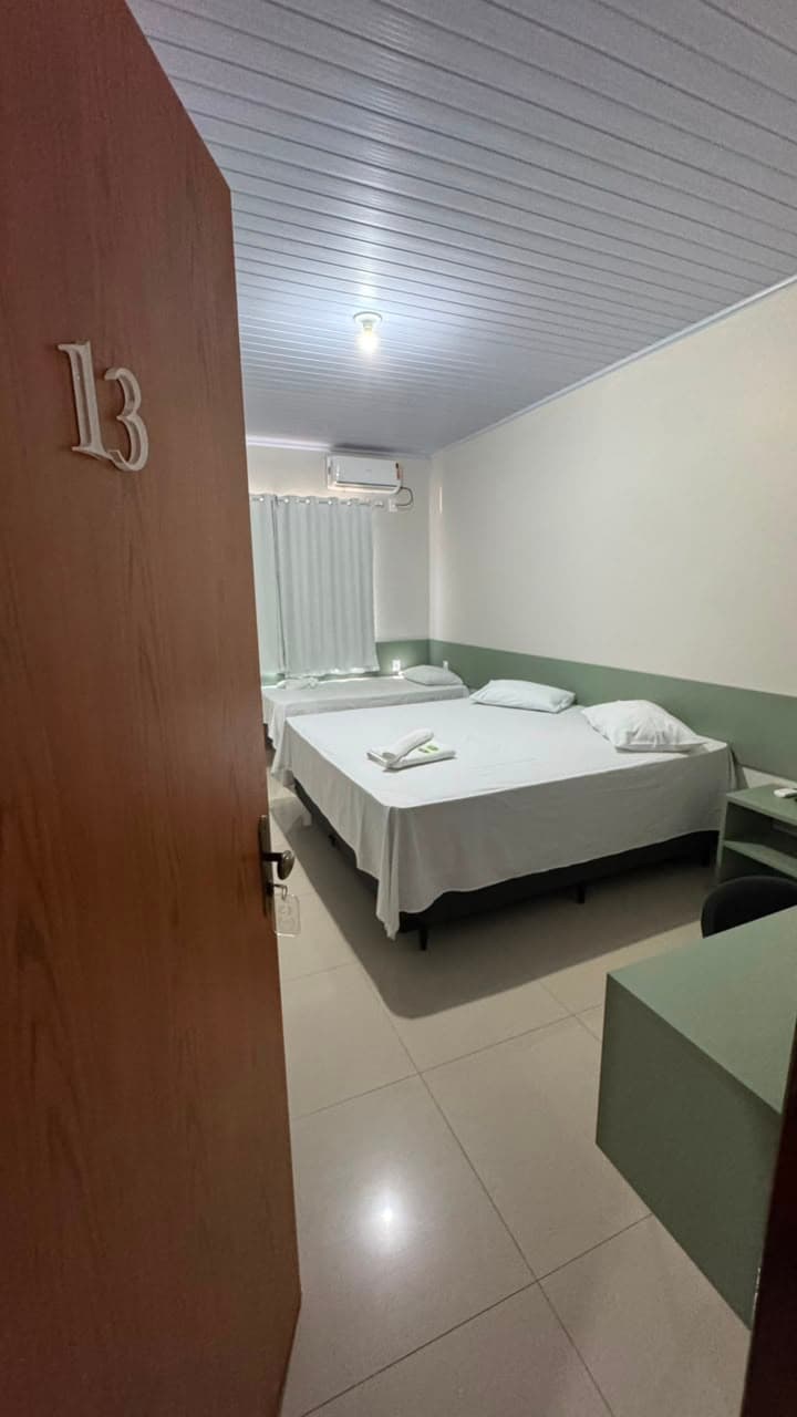Quarto de casal com frigobar do Hotel APM1