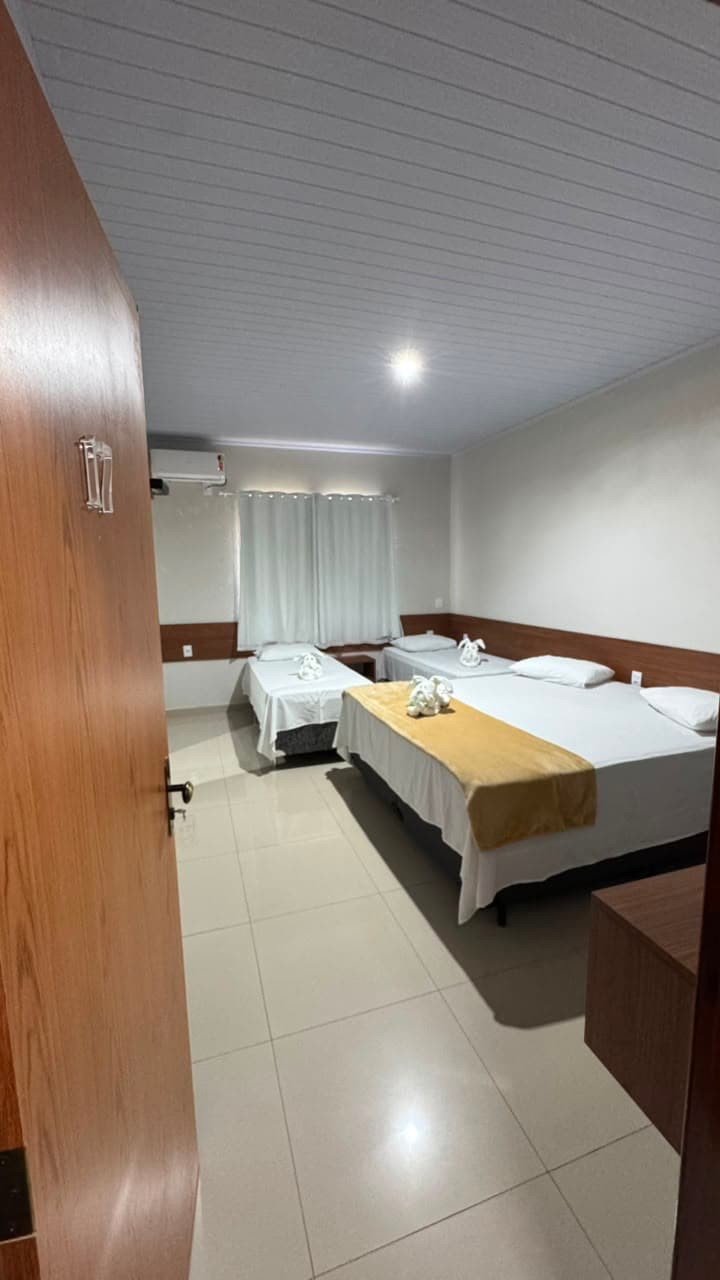Quarto de casal com frigobar do Hotel APM1