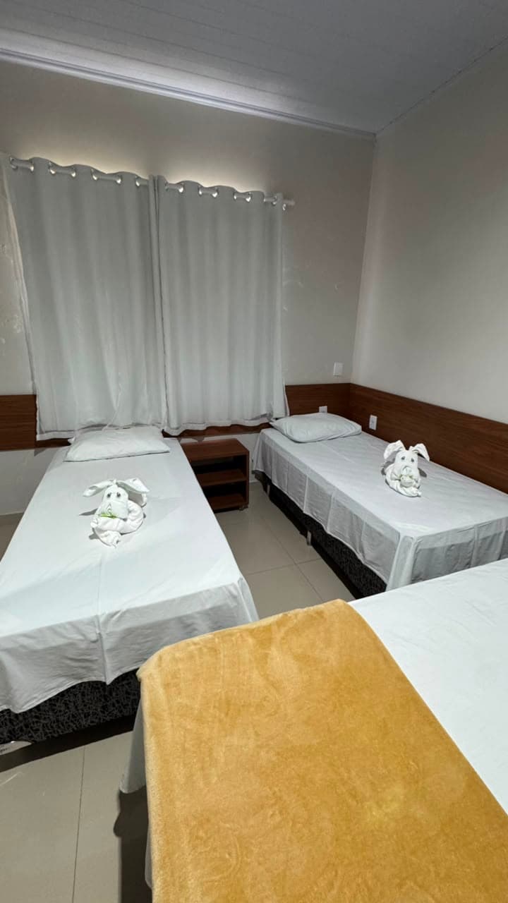 Quarto triplo com frigobar do Hotel APM1