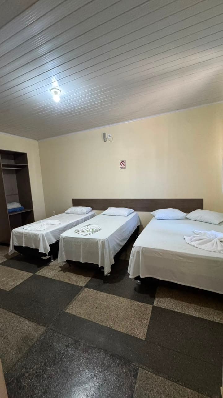 Quarto triplo com frigobar do Hotel APM1