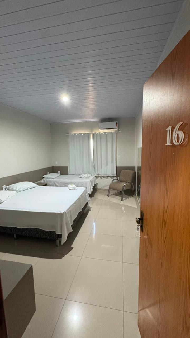 Quarto triplo com frigobar do Hotel APM1