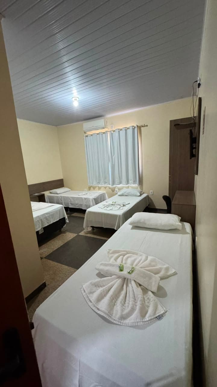 Quarto quádruplo padrão do Hotel APM1