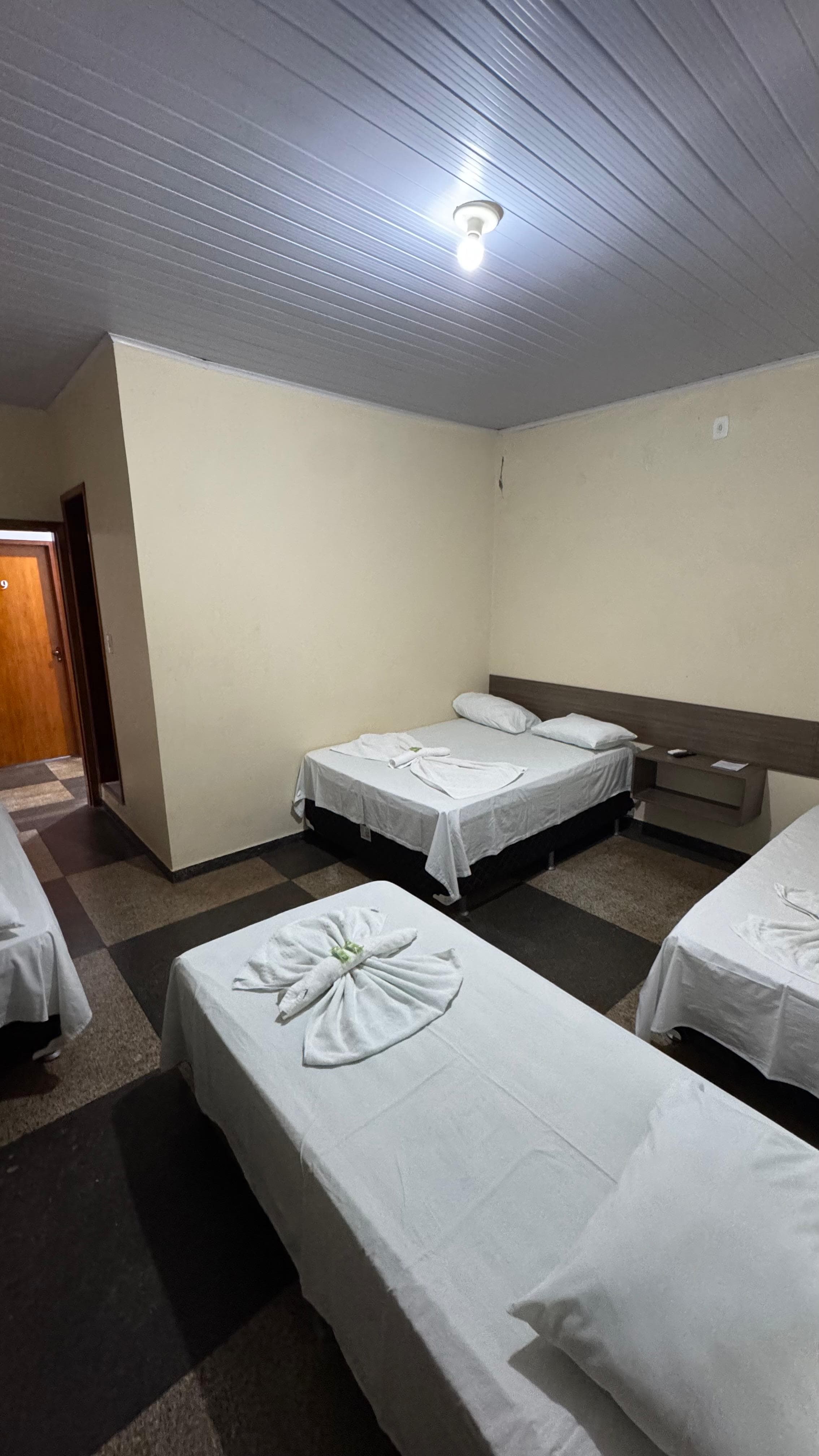 Quarto quádruplo padrão do Hotel APM1
