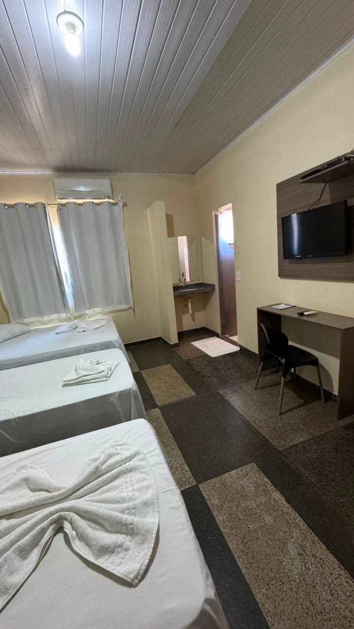 Quarto triplo padrão do Hotel APM1